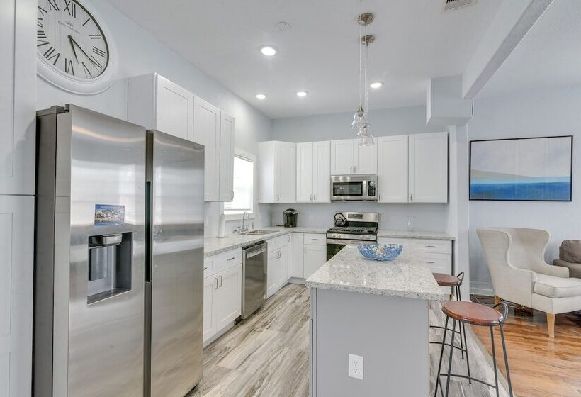 4 Blocks To Beach: Home W/ Patio In Galveston!