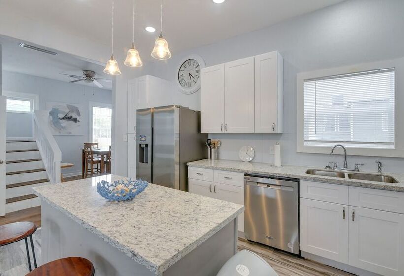 4 Blocks To Beach: Home W/ Patio In Galveston!