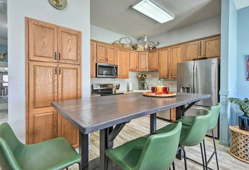 Granbury Home: Screened Porch < 2 Mi To Beach