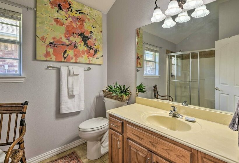 Granbury Home: Screened Porch < 2 Mi To Beach