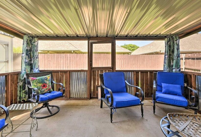 Granbury Home: Screened Porch < 2 Mi To Beach