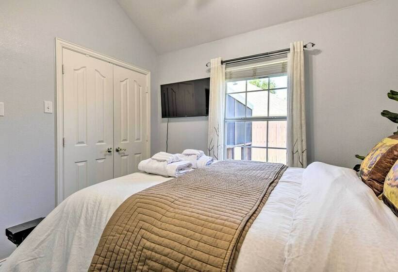 Granbury Home: Screened Porch < 2 Mi To Beach