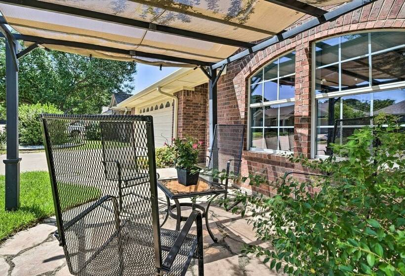 Granbury Home: Screened Porch < 2 Mi To Beach