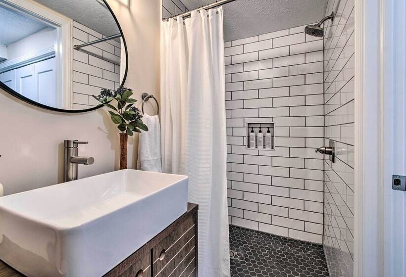 Ideally Located House   9 Mi From Route 66!