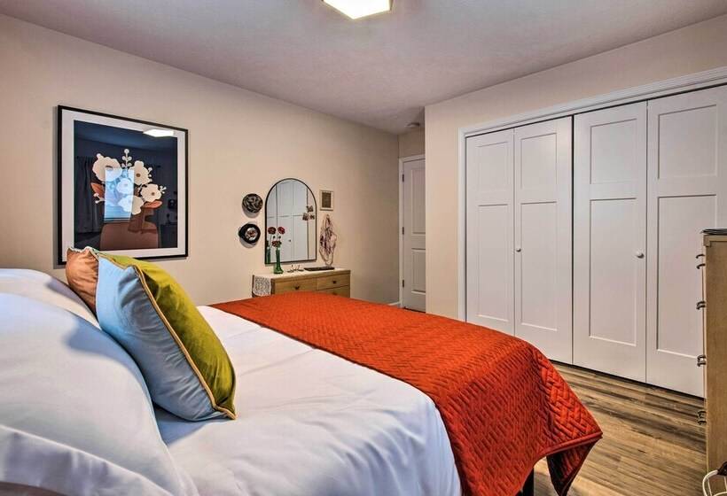 Ideally Located House   9 Mi From Route 66!