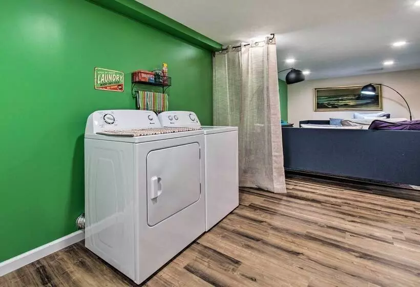 Ideally Located House   9 Mi From Route 66!