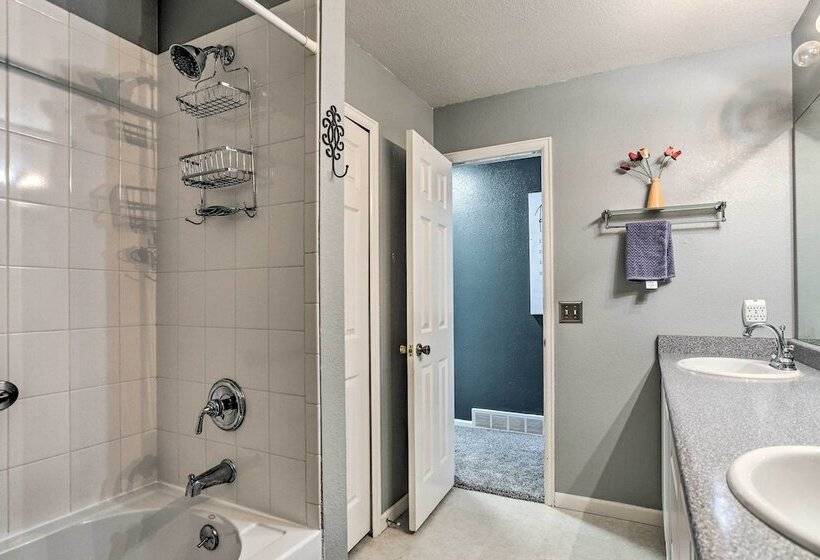 12 Mi To Dtwn Denver: Littleton Family Home!