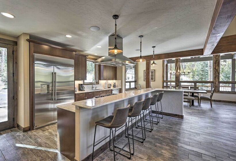 3 Fireplaces & Mtn View: Luxe Home In Breckenridge