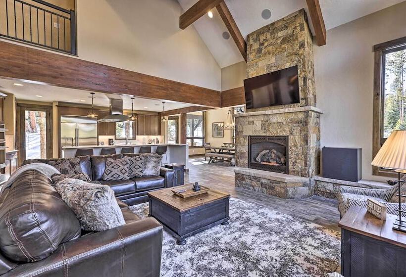 3 Fireplaces & Mtn View: Luxe Home In Breckenridge