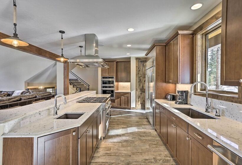 3 Fireplaces & Mtn View: Luxe Home In Breckenridge