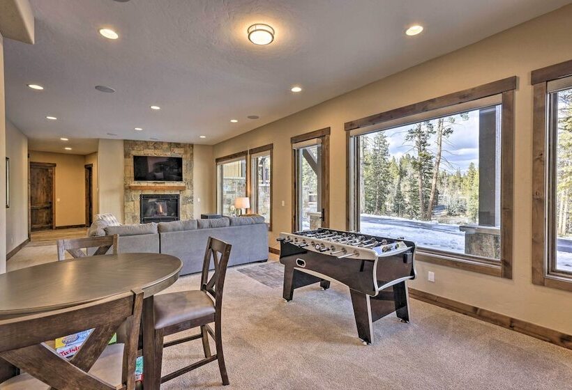 3 Fireplaces & Mtn View: Luxe Home In Breckenridge