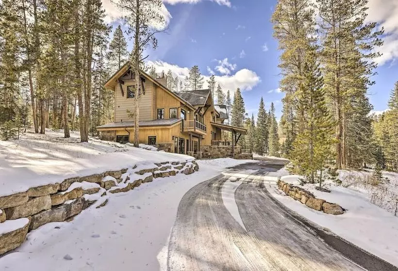3 Fireplaces & Mtn View: Luxe Home In Breckenridge