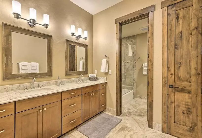 3 Fireplaces & Mtn View: Luxe Home In Breckenridge