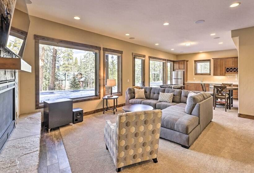 3 Fireplaces & Mtn View: Luxe Home In Breckenridge