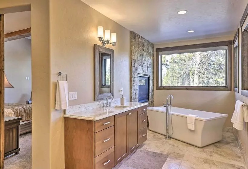 3 Fireplaces & Mtn View: Luxe Home In Breckenridge