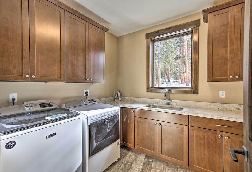 3 Fireplaces & Mtn View: Luxe Home In Breckenridge