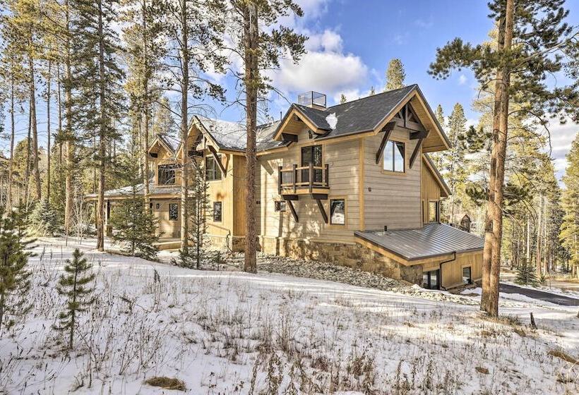 3 Fireplaces & Mtn View: Luxe Home In Breckenridge