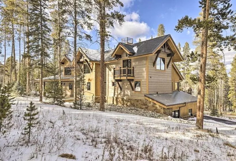 3 Fireplaces & Mtn View: Luxe Home In Breckenridge