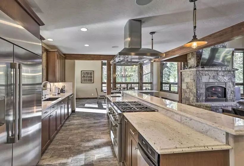 3 Fireplaces & Mtn View: Luxe Home In Breckenridge