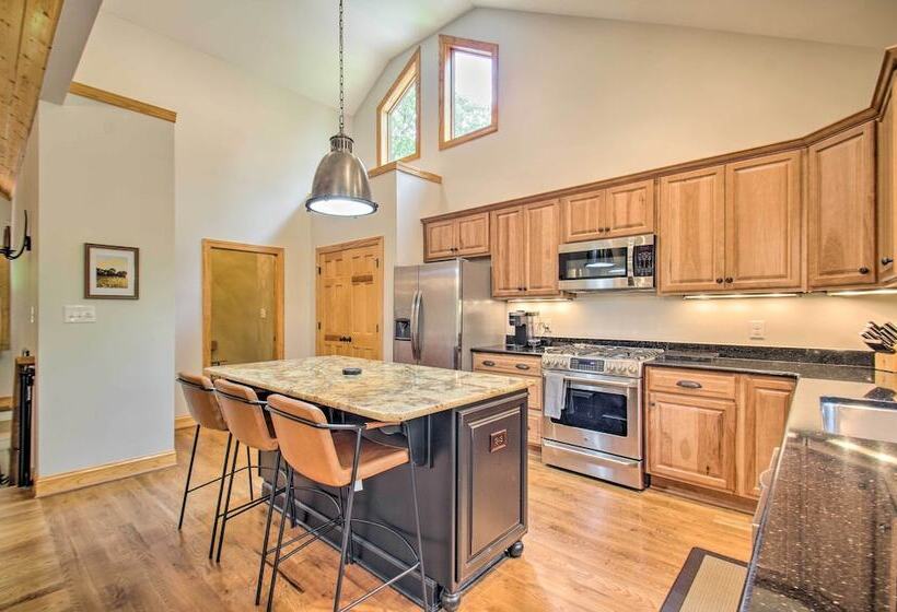 Luxe Wintergreen Resort Escape W/ Hot Tub!