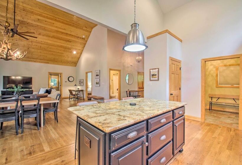 Luxe Wintergreen Resort Escape W/ Hot Tub!