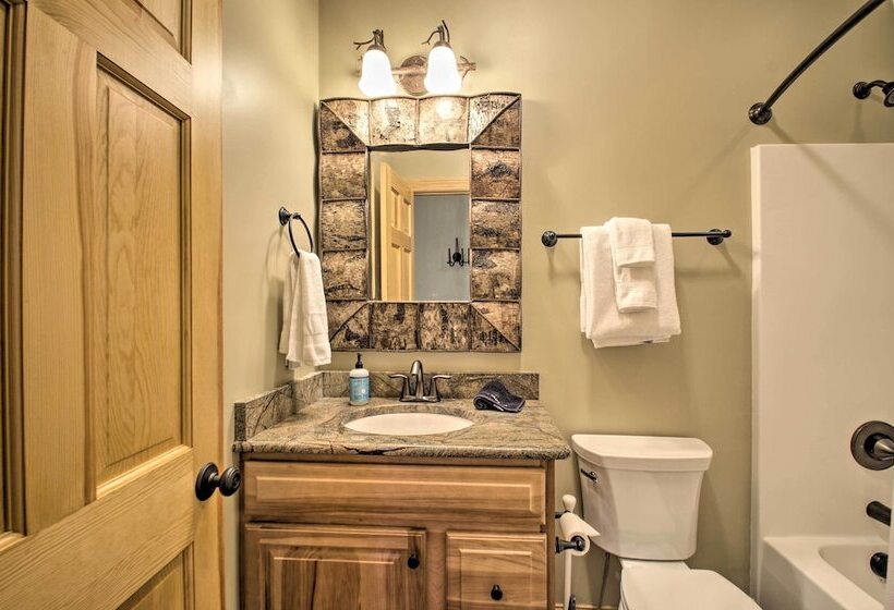 Luxe Wintergreen Resort Escape W/ Hot Tub!