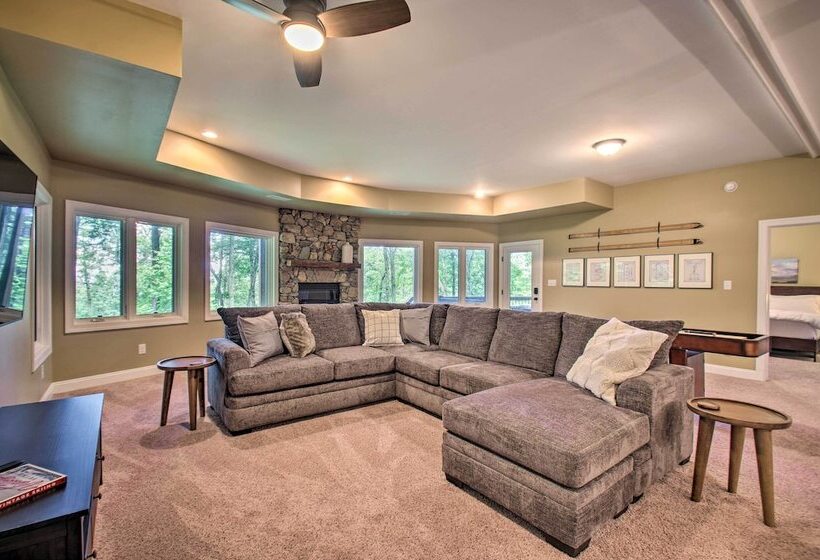 Luxe Wintergreen Resort Escape W/ Hot Tub!