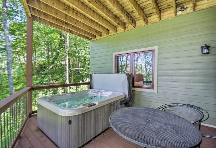 Luxe Wintergreen Resort Escape W/ Hot Tub!