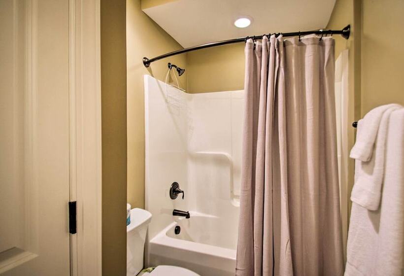 Luxe Wintergreen Resort Escape W/ Hot Tub!