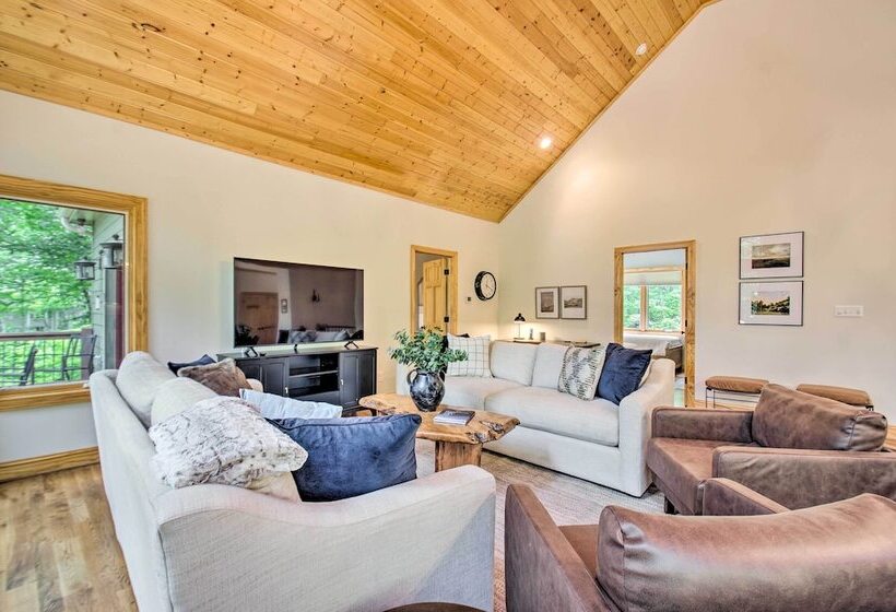 Luxe Wintergreen Resort Escape W/ Hot Tub!