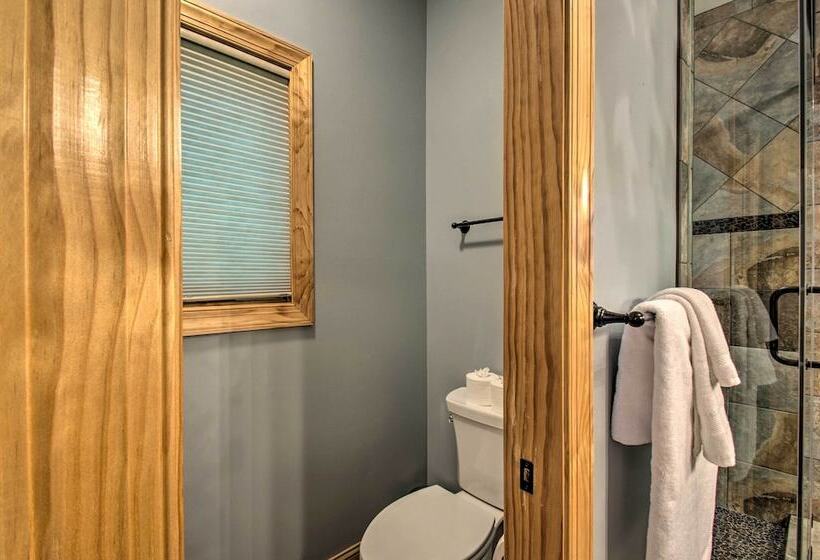 Luxe Wintergreen Resort Escape W/ Hot Tub!