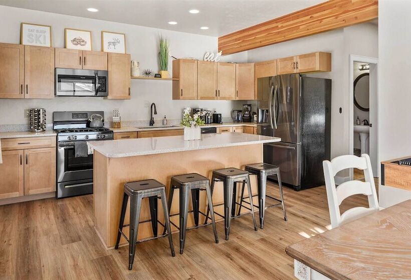 Modern Red Lodge Cabin Walk To Broadway Ave