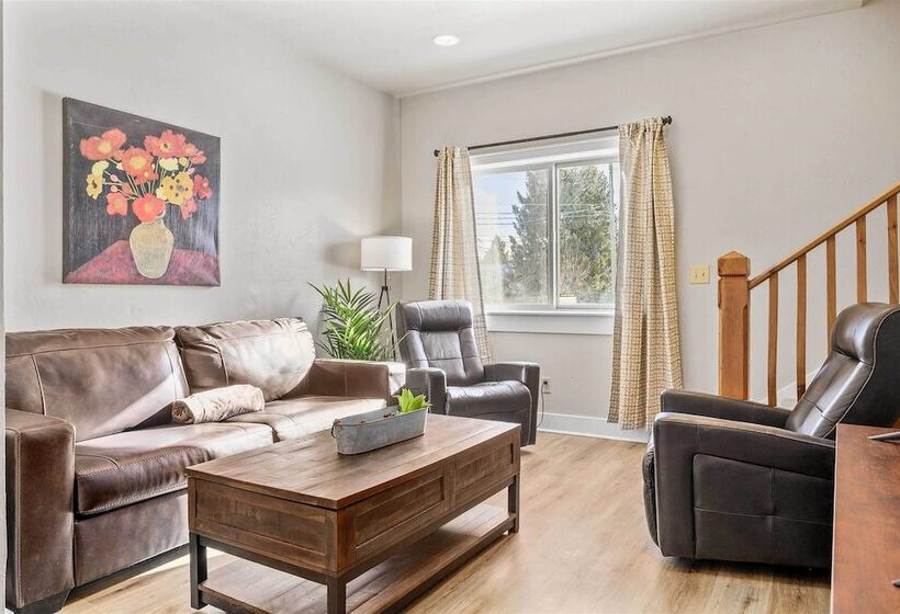 Modern Red Lodge Cabin Walk To Broadway Ave