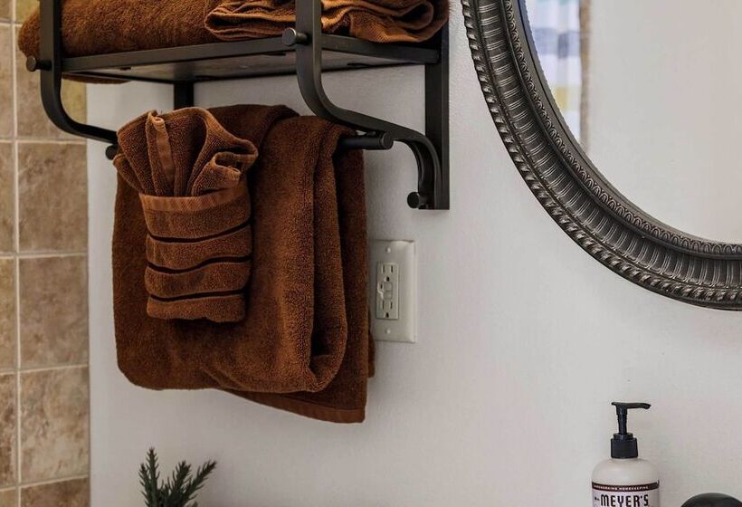 Modern Red Lodge Cabin Walk To Broadway Ave