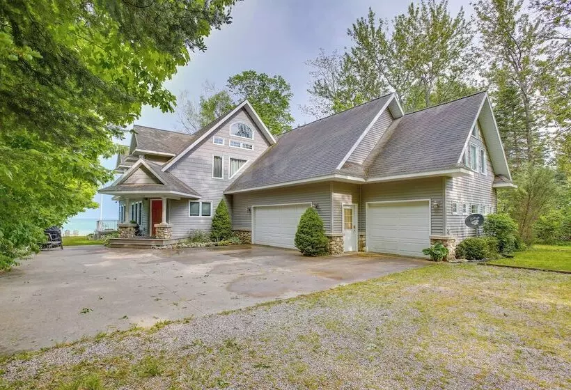 Getaway On Crystal Clear Lake: Main & Guest House!