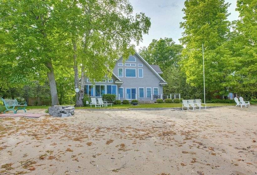 Getaway On Crystal Clear Lake: Main & Guest House!