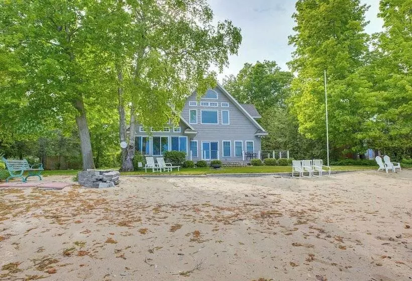 Getaway On Crystal Clear Lake: Main & Guest House!