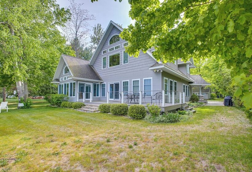 Getaway On Crystal Clear Lake: Main & Guest House!