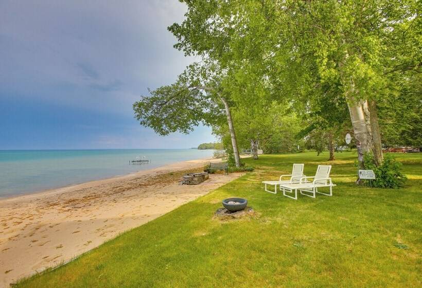 Getaway On Crystal Clear Lake: Main & Guest House!