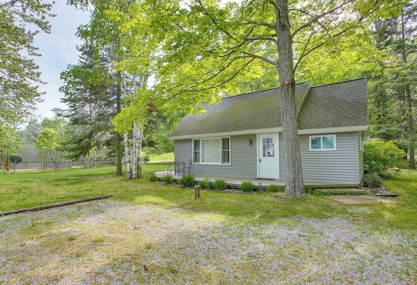 Getaway On Crystal Clear Lake: Main & Guest House!