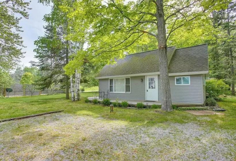 Getaway On Crystal Clear Lake: Main & Guest House!