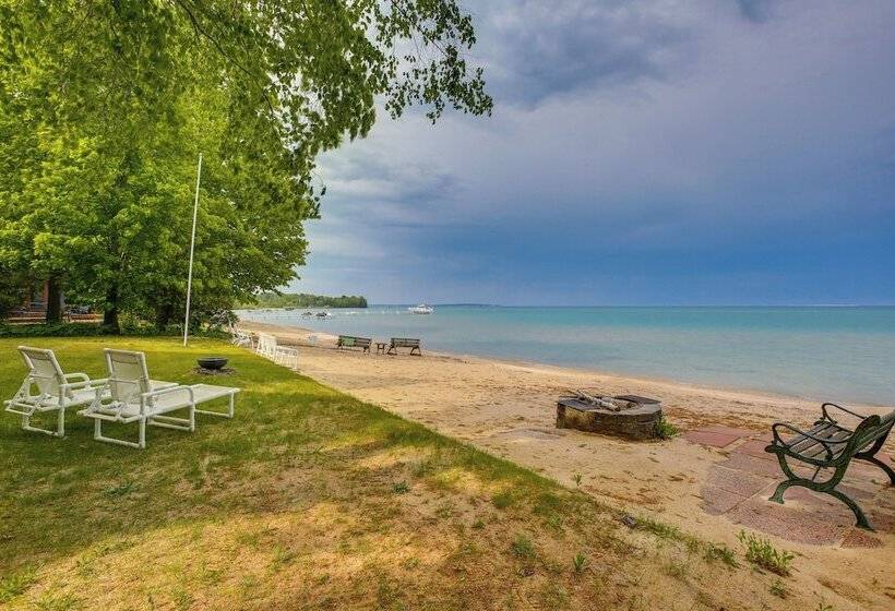 Getaway On Crystal Clear Lake: Main & Guest House!