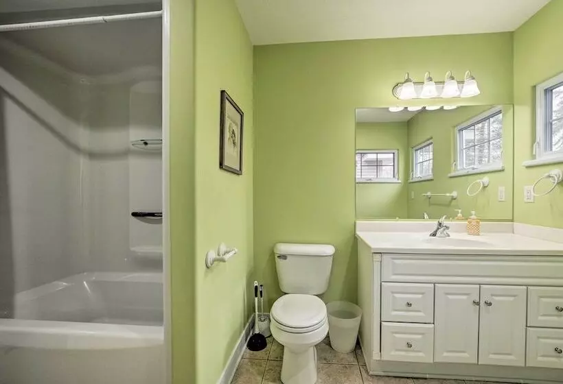 Getaway On Crystal Clear Lake: Main & Guest House!