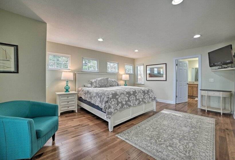 Getaway On Crystal Clear Lake: Main & Guest House!