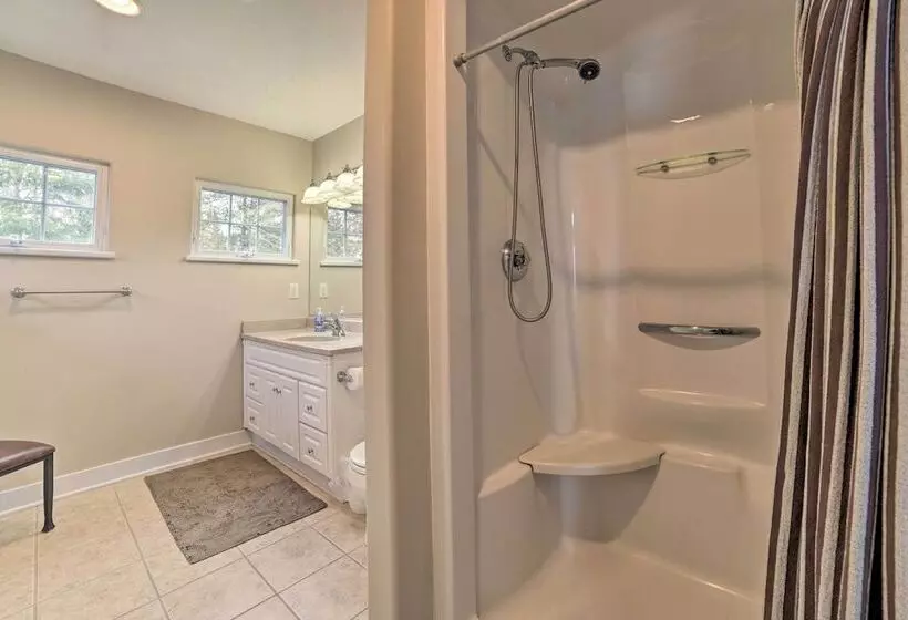 Getaway On Crystal Clear Lake: Main & Guest House!