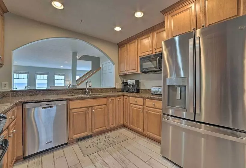 Getaway On Crystal Clear Lake: Main & Guest House!