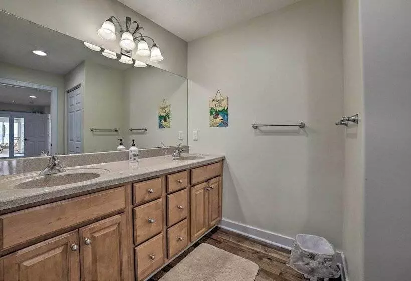 Getaway On Crystal Clear Lake: Main & Guest House!