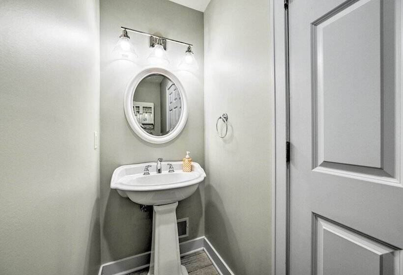 Getaway On Crystal Clear Lake: Main & Guest House!