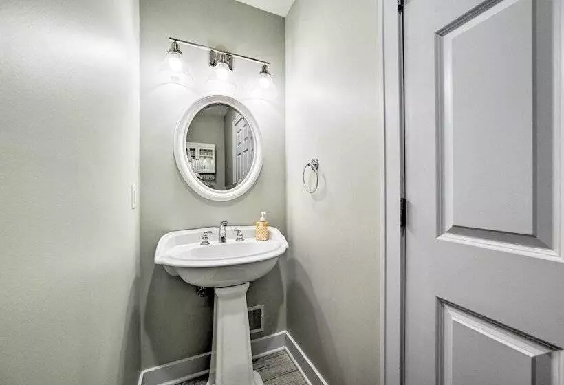 Getaway On Crystal Clear Lake: Main & Guest House!