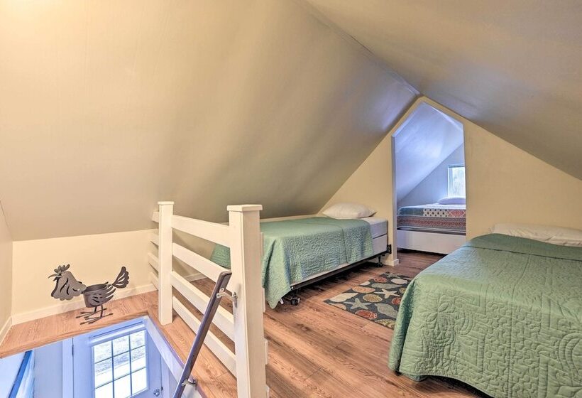 Getaway On Crystal Clear Lake: Main & Guest House!